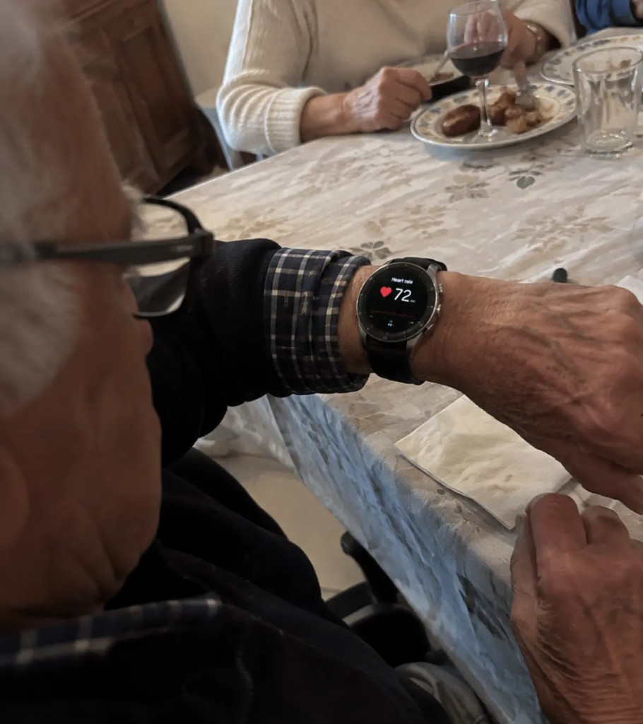 Giuseppe M. con WatchEX™ al polso, regalo del figlio